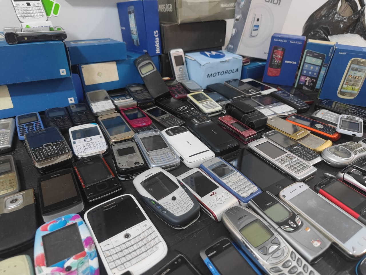 للبيع اجهزه قديمه مكاني البصره يوجد توصيل للمحافظات الاتصال ***********
***********
