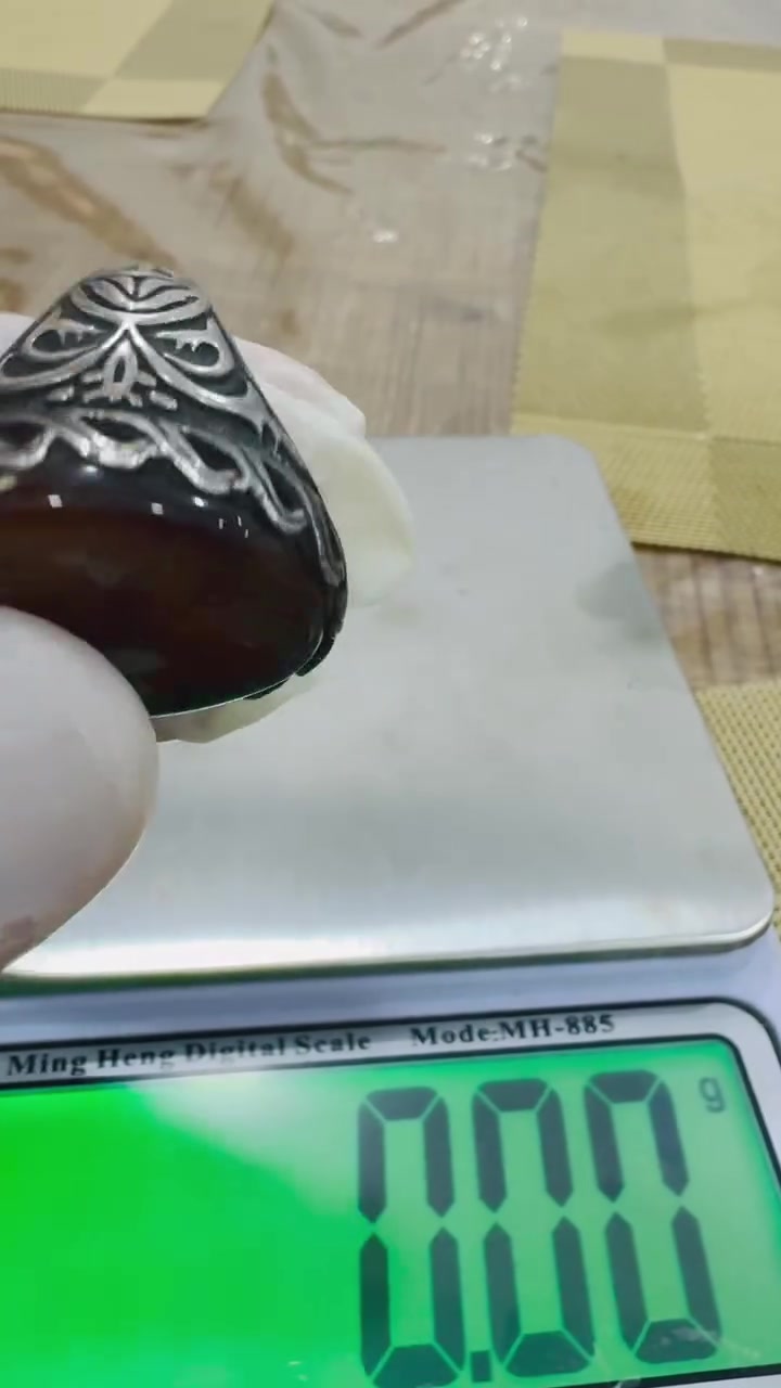 محبس وزن ثقيل عقيق
شغل درجه أولى 
السعر ٦٥ الف
تواصل ***********
