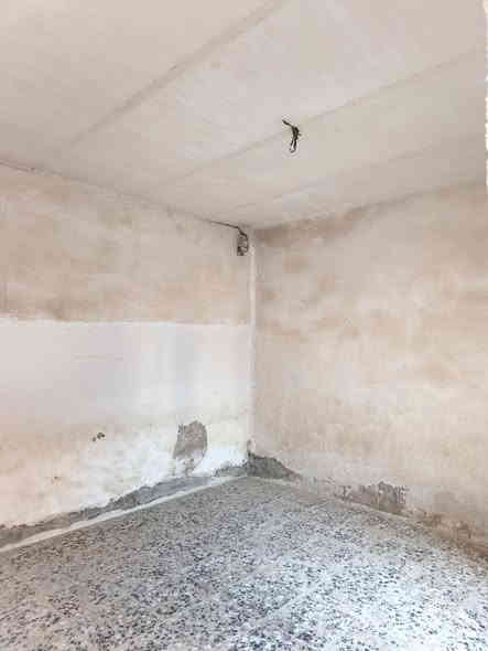 سلام عليكم بيت للبيع مساحه 100م 10م في 10م مثل ما موضح امامكم موقعه على فرعين قريب على الفرن الي بدايت شارع ابو احمد يحتزي على ستقبال +غرفه +حمام +تواليت حوش كلش واسع سقف ستايكر للستفسار اكثر اتصال على *********** بغداد سبع قصور
