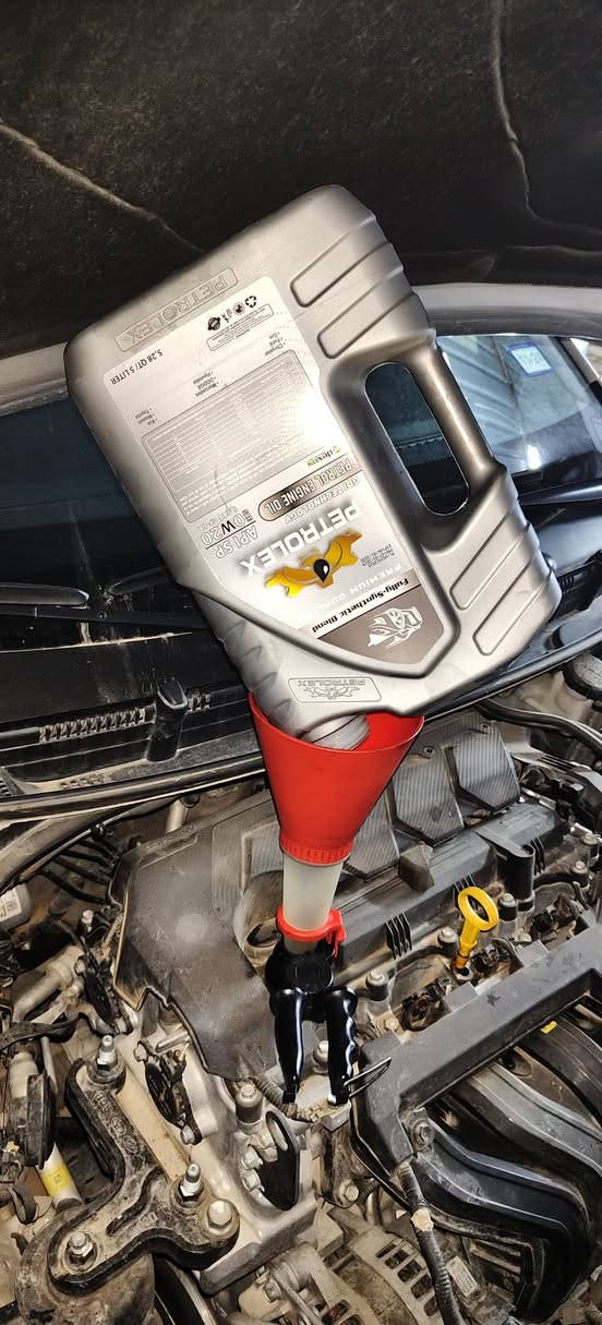 (( جزء من أعمالنه اليوميه  ))
تشتري راحة بالك عندما تعتمد على زيوت اصلية في إحتياجاتك اليومية
ضع ثقتك الكاملة بزيوت من مناشئ عالميه رصينه
زورونا ستجدون ما يرضيكم 
 خدمات الثقه لتبديل زيوت السيارات  
العنوان 🏠
واسط / الموفقيه/ شارع الحولي
*********** واتساب
*********** واتساب
