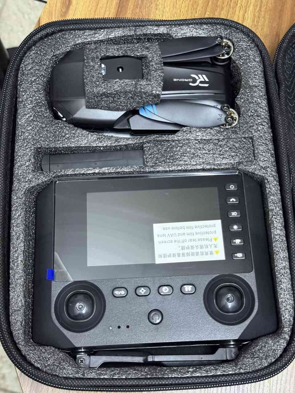 السلام عليكم، للبيع طائرة درون (Drone) 
ذكية من سلسلة xiaomi Series M33
تتميز بتصميم قوي ومواصفات ممتازة وسهلة جداً في التحكم، خيار مثالي لعشاق التصوير والهواة والمبتدئين.
أبرز مواصفات ومميزات الطائرة:
• 🛡️ نظام تجنب العقبات (Obstacle Avoidance): مستشعر ذكي لحماية الطائرة من الاصطدام بالجدران أو العوائق أثناء الطيران.
• 📸 كاميرا HD: التقاط صور وتسجيل فيديو بجودة عالية.
• 🎯 ثبات وتوازن تلقائي (Optical Flow Positioning): مستشعر سفلي يضمن ثبات الطائرة في الهواء لسهولة التحكم والتقاط لقطات واضحة.
• 🔋 بطارية معيارية (Modular Battery): سهلة الفك والتركيب والاصطناع، وتوفر أماناً أعلى أثناء الشحن.

حالة الجهاز: [ جديد غير مستعمل ]
الملحقات: [ريموت كونترول، بطارية عدد (١) , مراوح احتياطية]
السعر: [ ٦٠ الف قفل]


**إذا كنت صاحب هذا الإعلان وتريد حذفه لأي سبب، رجاءا أرسل رسالة إلى الدعم الفني**