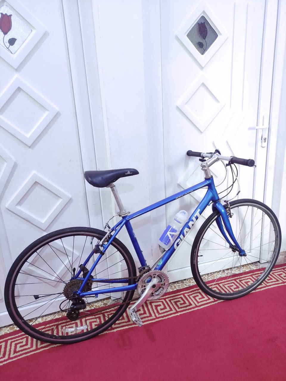 السلام عليكم
دراجه ماركة #GIANT_ESCAPE  جيانت اسكيپ العالميه ماركه 

غنيه عن التعريف صنع اصلي اورجنال MADE IN JAPAN🇯🇵

لون مميز ازرق بحري لامع مطعم برصاصي سلڤر ميتاليك 

حجم 28 (C700) فوول ألمنيوم خفيف جدآ فول انسيابي وسرعة

لشه مضلع موديل حديث ...سستم شيمانو كامل سيت شيمانو 

آلتوس #SHIMANO_ALTUS ...بدالات السرعه 8X3 سحب دفع

#شاشه_حديث ....بريكات V_BRAKE بالمكان حتى الفحمات 

مختوم تيكترو TEKTRO ...وياله زووم طبقتين مختوم GIANT

مصصمة لتحمل الاوزان الثقيلة والطسات #DOUBLE_WALL

تايرات كتان اصليه  مختومه #KENDA...سرج طبي اصلي 

ستيرن نفخ حديث ستانس...كامبليونات سلايت وياله وسرج 

وبالحقيقه احلى من الصور بهواي بلأخص اللون 🔴

🔴الدراجة قطعه مال حاوية غير مستخدمه داخل العراق
     مامبدل بيها برغي على وضع الشركه بلاد ..ختم واحد
     ليبل واحد حتى المطارة مختومة #GIANT
      بدون اي نقص كامله وجاهزه 100٪ 

المكان موصل الجانب الايسر....السعر 190 (ثابت_نهايتة)

يوجد توصيل بغداد وجميع المحافضات العراقية 

رقمي ***********
