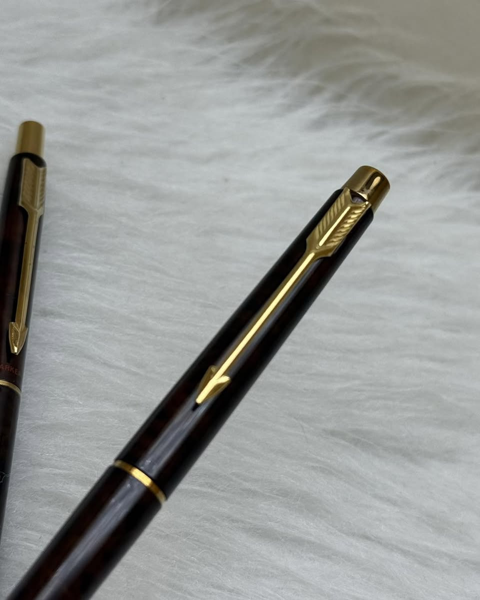 PARKER
سيت باركر كلاسك
 حبر جاف
امريكي المنشأ اصلي 
حجر (نقشة مميزة)
ريشة (سلاية) طلاء ذهب
حجم الخط F 
جديد غير مستخدم
انتاج سنة الثمانينات
مع العلبة الاصلية والكرنتي
للاستفسار المراسله على الواتساب او الاتصال بالرقم  *********** 
يوجد خدمة توصيل داخل بغداد و محافظات
