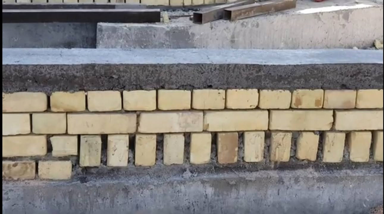 يا الله. 
متفرغين حالياً.
نقوم بالعمل التالي وبجودة ومصداقية في العمل :
١- لبخ البتلو داخل و خارج. 
٢- صب ة البتلو  10  سانتي. 
٣- تزفيت البتلو داخل و خارج. 
٤- اخراج الركام والتراب الزائد داخل البيت. 
٥- فرش البيت طابوق مع الحدل. 
٦- صبة النظافة. 
للتواصل اتصل او مراسلة على الواتساب ***********
