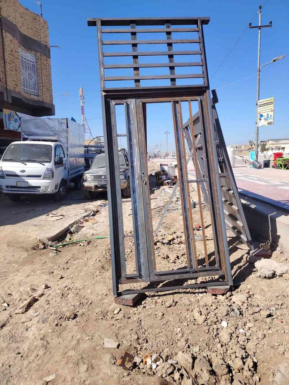 السلام عليكم) نعمل كافه انواع الحداده ابواب شبابيك محجرات سقائف
العنوان رفاعي فرع ابو الماش  وبسعار مناسبه جدا
***********تصال او واتساب
