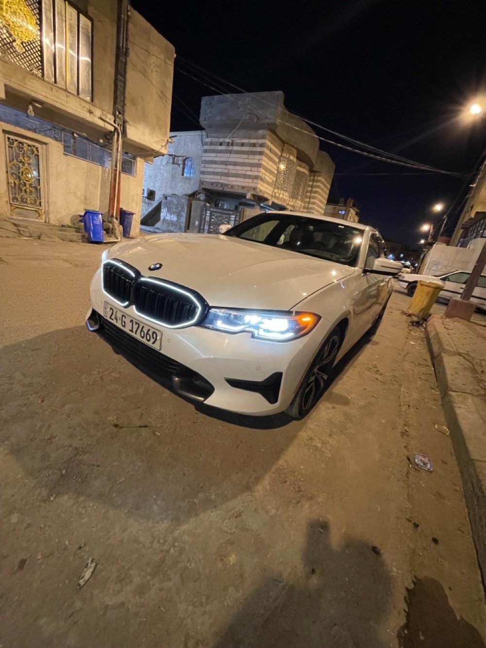 � الماركة / الموديل: BMW 330i
🔹 السنة: [22]
🔹 السعر المطلوب: [245] (قابل للتفاوض المعقول)
🔹 الممشى: [100,690 km] كم
🔹 نوع الوقود: بنزين
🔹 المحرك: 2.0 لتر تربو (أداء ممتاز واقتصاد جيد)
🔹 ناقل الحركة: أوتوماتيك
🔹 اللون الخارجي ابيض / الداخلي: [مشمشي]

✨ الحالة والمميزات:
✔️ السيارة بصيانة دورية منتظمة
✔️ حالة المحرك والجير ممتازة
✔️ بدون حوادث (أو اذكر إن كان هناك أي حادث بسيط)
✔️ جميع الخدمات والفحوصات متوفرة
✔️ [مثلاً: فتحة سقف / حساسات خلفية / كاميرا / شاشة / جلد / بلوتوث 
سيارة صفر مسج سياره رقم دهوك بسمي
الرقم ***********
