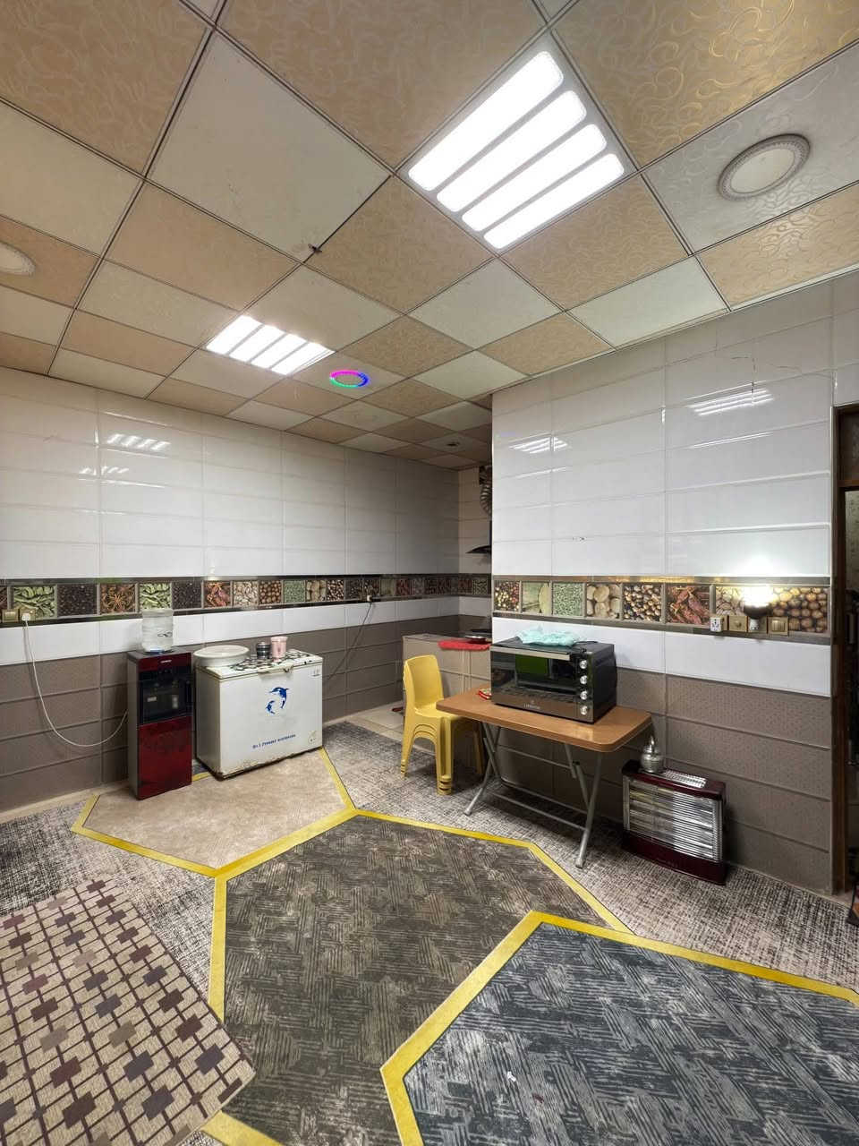 السلام عليكم اعادة النشر بسبب الوعود الكاذبه ادمن اقبل يرحم والديك/دار للبيع في حي الجامعه يقع علا شارع بعرض 20وقريب من شارع 20التجاري الطابق الاول اسقبال صاله مطبخ حار بارد غرفتين نوم/ مجمع صحيات الطابق الثاني 3غرف نوم صاله مجمع صحيات/ للاستفسار رقم صاحب الدار ابو مقتدى ***********
