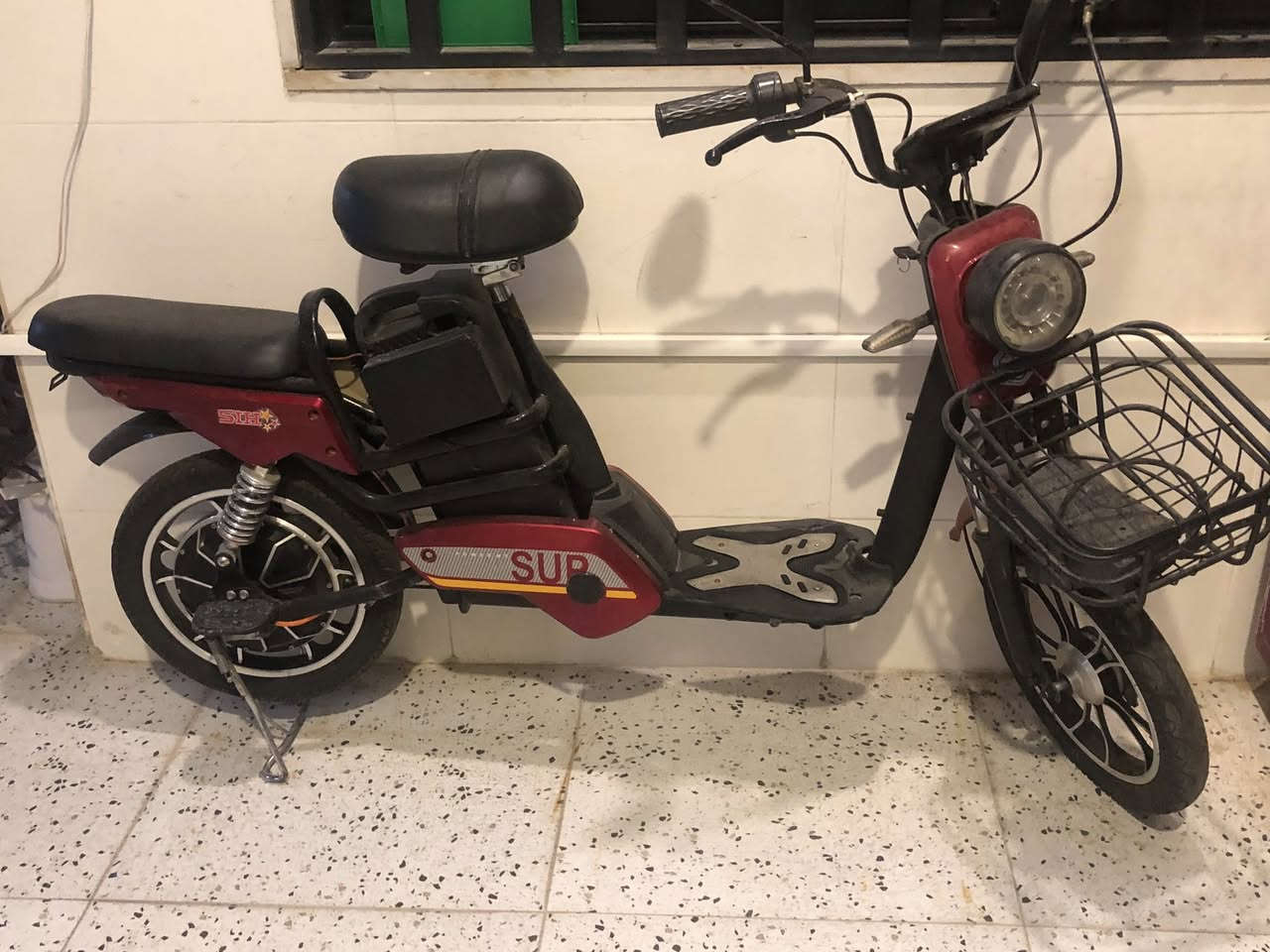 سلام وعليكم اعده النشر بسبب الوعود الكاذبه دراجه شحن للبيع نضافه 100/90 نقص فقط بطاريات المكان اربيل شارواني السعر -120 الرقم واتساب***********
