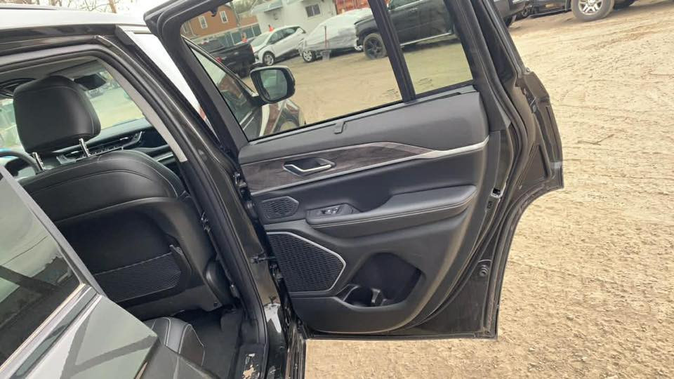 JEEP LIMITED 30TH (4xe)
جيب لمتد ثلاثينيه هايبرد بانزين كهرباء شكل اوفرلاند فول مواصفات
السيارة مغلفة كامل PPF ضمان ١٠ سنوات الون اسود شذر زيتوني 
يعني متغير بنهار زيتوني بليل اسود
الحادث ٣ قطع  
السيارة ماشية ٢٢ ميل
السعر:34 وبيها مجال
فقط واتساب :***********
