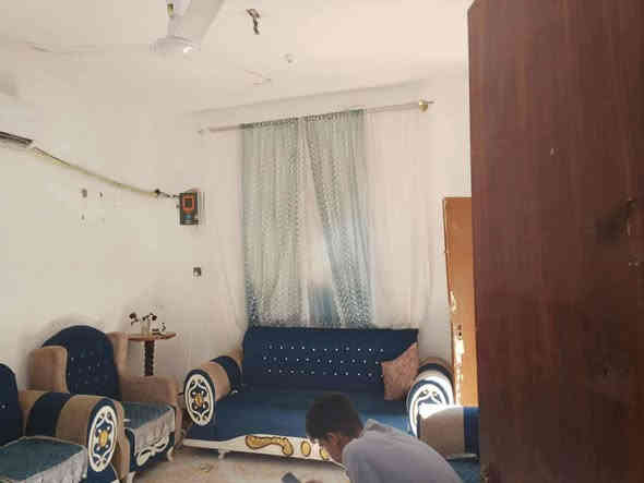 بيت البيع حي الحكيم نزلت عميد جادر. يبعد عن للشارع العام 150مترقريب عن الشارع العام. بناء بلوگ مساحه 120 مرقم من البلديه سند 25 غرفه فوك وغرفه جوه هول ومطبخ وستقبال وصحيات خارجيه وداخليه معامله كامله سعر30وبي مجال ***********
