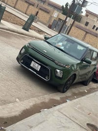 كيا صول ٢٠٢١ لون مميز سياره جديده وخير من الله ما ناقصها شي حادثها فقط...