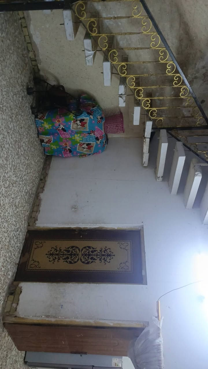 بيت للبيع مساحة 150 متر الواجهة 7ونص والنزال 20 في منطقة ام الكبر والغزلان شارع الضغط قريب ع الشارع العام يحتوي على الطابق الاول غرفتين واستقبال ومطبخ وحمام وتواليت الطابق الثاني 4 غرف وحمام وتواليت السعر 195 وبي مجال ‏‪***********‬‏
