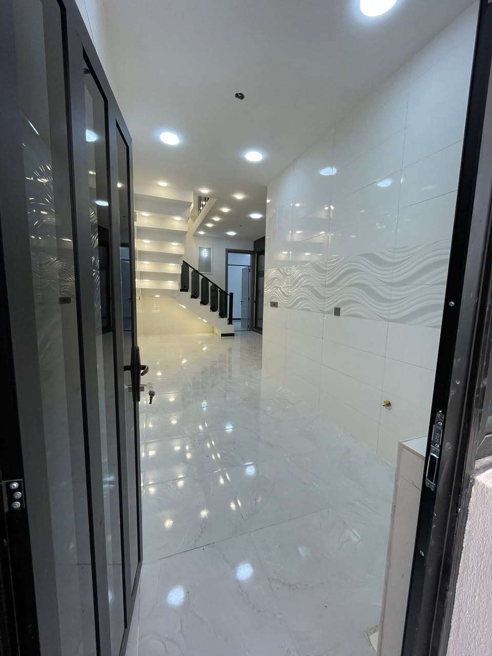 السلام عليكم
الدار للبيع 100متر واجهة 6وربع نزال 16 متر طابقين وبيتونة
سند 25 باسمي تنازل شركة  بدون دلالية
السلطان الثاني 
يحتوي على 3 غرف نوم وصالة ومطبخ وخدمات عدد 2
وحولي وبيتونة كبيرة للاستفسار الاتصال بالرقم *********** او *********** ابو احمد 
والسعر علخاص
