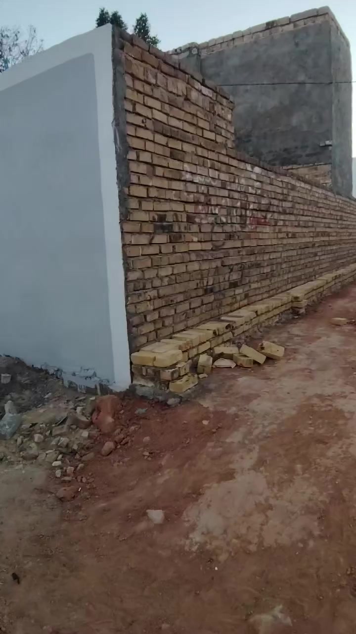 سلام عليكم بيت للبيع مكانه كوفه شارع الحوزه المساحه 100 متر اساس صب كونكريت البناء طابوق السقف اعكاده يحتوي على غرفه وصاله ومطبخ وتخاريج بناء جديد السعر 22 وبي مجال للاستفسار ***********
