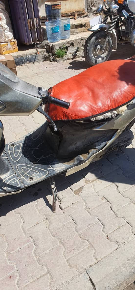 دراجه اكزز البيع دراجه شغاله وحلوه السعر 200 وبيه مجال الدراجه شغاله 
***********
