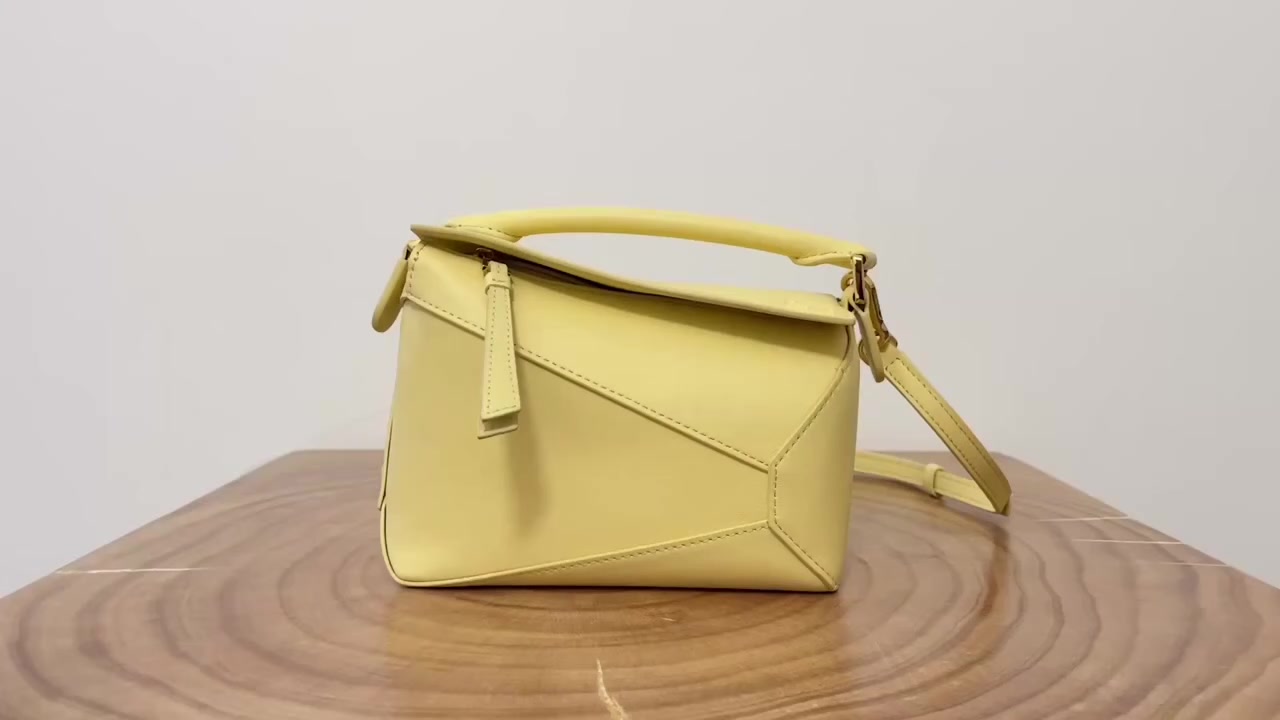 🔥 العيد هذا… خليه ستايل غير مستوى!
شنط LOEWE
فايب عصري × تصميم يخطف العين × فخامة بهدوء 😎
قطعة وحدة كفيلة تقلب اللوك 180°
سواء لبستي بسيط أو رسمي… الشنطة تتكلم عنك ✨
💰 السعر؟ ٤٠ ألف وبس
🎁 هدية عيد قوية… إلك أو للي يستاهل
جاهزة ترفع مستوى إطلالتك؟ 😉


**إذا كنت صاحب هذا الإعلان وتريد حذفه لأي سبب، رجاءا أرسل رسالة إلى الدعم الفني**