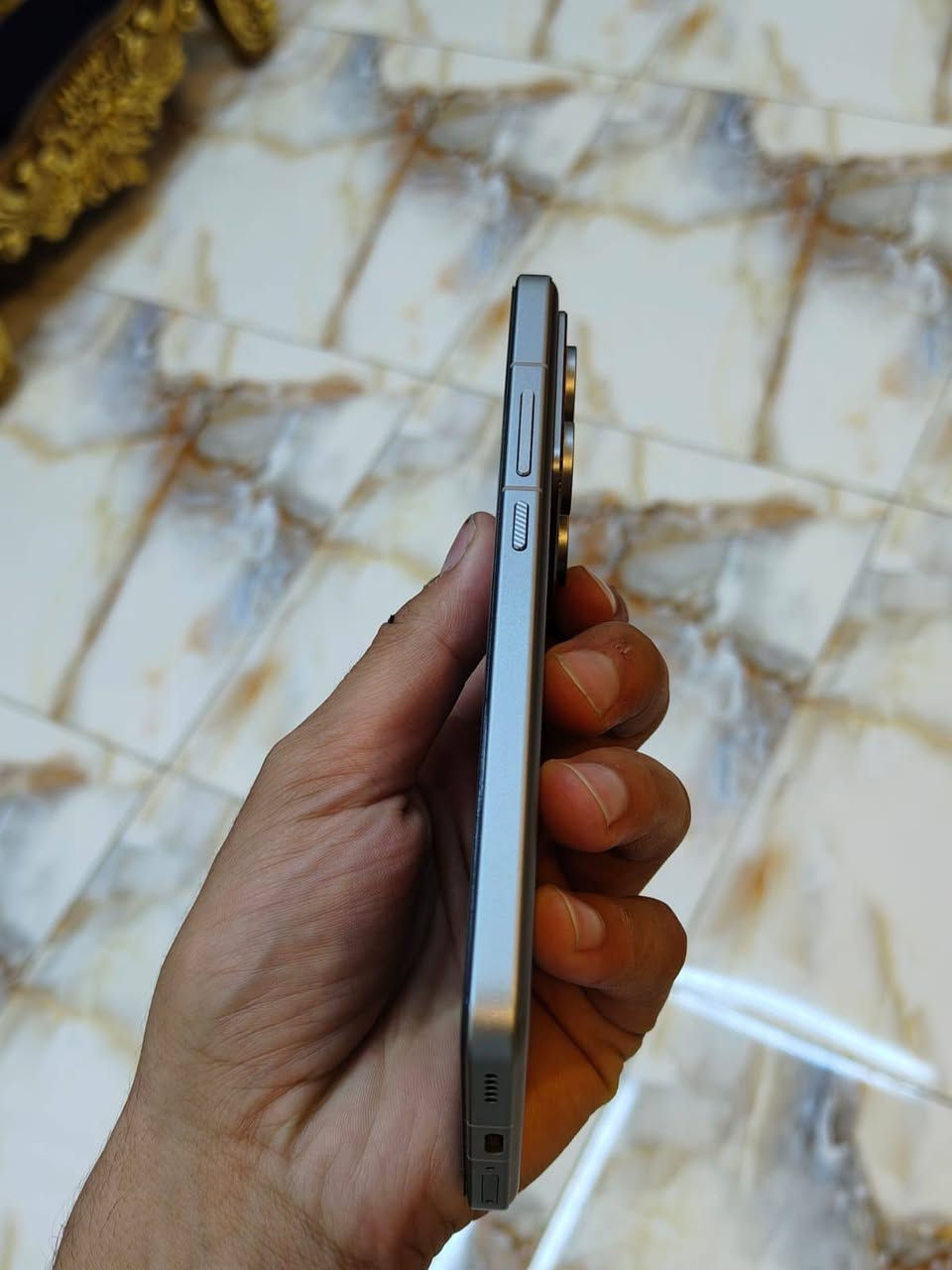 شاومي 14Tبرو للبيع 
المعالج: MediaTek Dimensity 9300+ (بتقنية 4 نانومتر) لأداء فائق.
الشاشة: 6.67 بوصة AMOLED، بمعدل تحديث 144 هرتز، ودعم HDR10+.
الكاميرات الخلفية: ثلاثية (50MP رئيسية + 50MP تقريب + 12MP واسعة) بالتعاون مع Leica.
الكاميرا الأمامية: 32 ميجابكسل.
الذاكرة والتخزين: 12 جيجابايت RAM مع 512 جيجابايت تخزين داخلي (UFS 4.0).
البطارية: 5000 مللي أمبير مع شحن فائق 120 واط.
نظام التشغيل: HyperOS (يعتمد على أندرويد 14).
مقاومة الماء: بمعيار IP68.
الميزات الإضافية: مستشعر بصمة مدمج بالشاشة، سماعات ستيريو، دعم 5G. 
السعر 600 وبي مجال 
مكاني الفلوجه 
***********
***********
