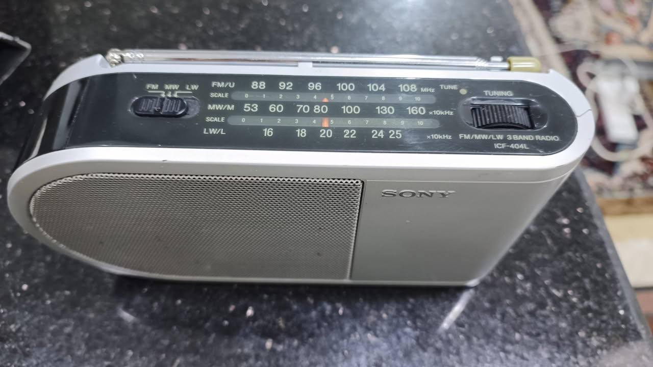 راديو سوني باله انكليزية صناعه ياباني اصلي، 3 موجات  AM/FM/LW، السحب و الصوت جداً نقي و رائع و بدن الجهاز نظيف جداً امانة على البلاد لا مفتوح و لا مصلح، يشتغل على ٣ باتريات ساعه و محوله 4.5 فولت. 
٥٠ الف


**إذا كنت صاحب هذا الإعلان وتريد حذفه لأي سبب، رجاءا أرسل رسالة إلى الدعم الفني**