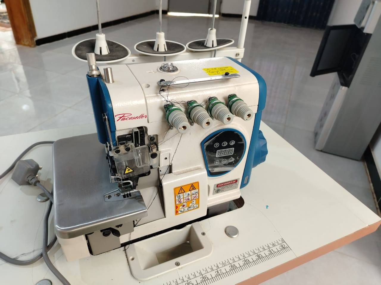 سلام عليكم.   مكينه. اوفر.  جديده.  السعر. 300
مكينه بيت الدكمه. 100
مقص كهربائي.75
  للاتصال ***********. مكلف بلنشر
