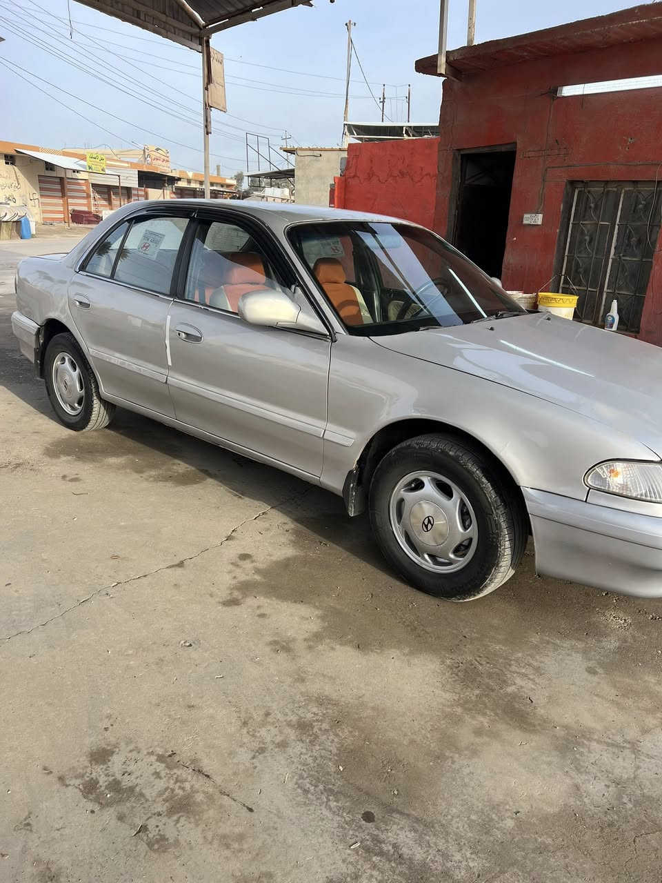 السلام عليكم سونتا 2موديل 1994 كير ومحرك حاويه مكفله من الكص والضربه القويه  رقم دولي بغداد تحويل مباشر بيه ضربه قليله بخشم الجامرلاغ الايسر غرفته جديده كلش بدون اخياس تخم تاير صدر خلفي امامي جديد السياره ترايها كلش حلو كأمره خلفيه مسجل بلازمه سنتر لوك رايت زنون سعره السياره 46$مكان السياره محافظه ديالى قضاء المنصوريه رقم موبايل ***********
