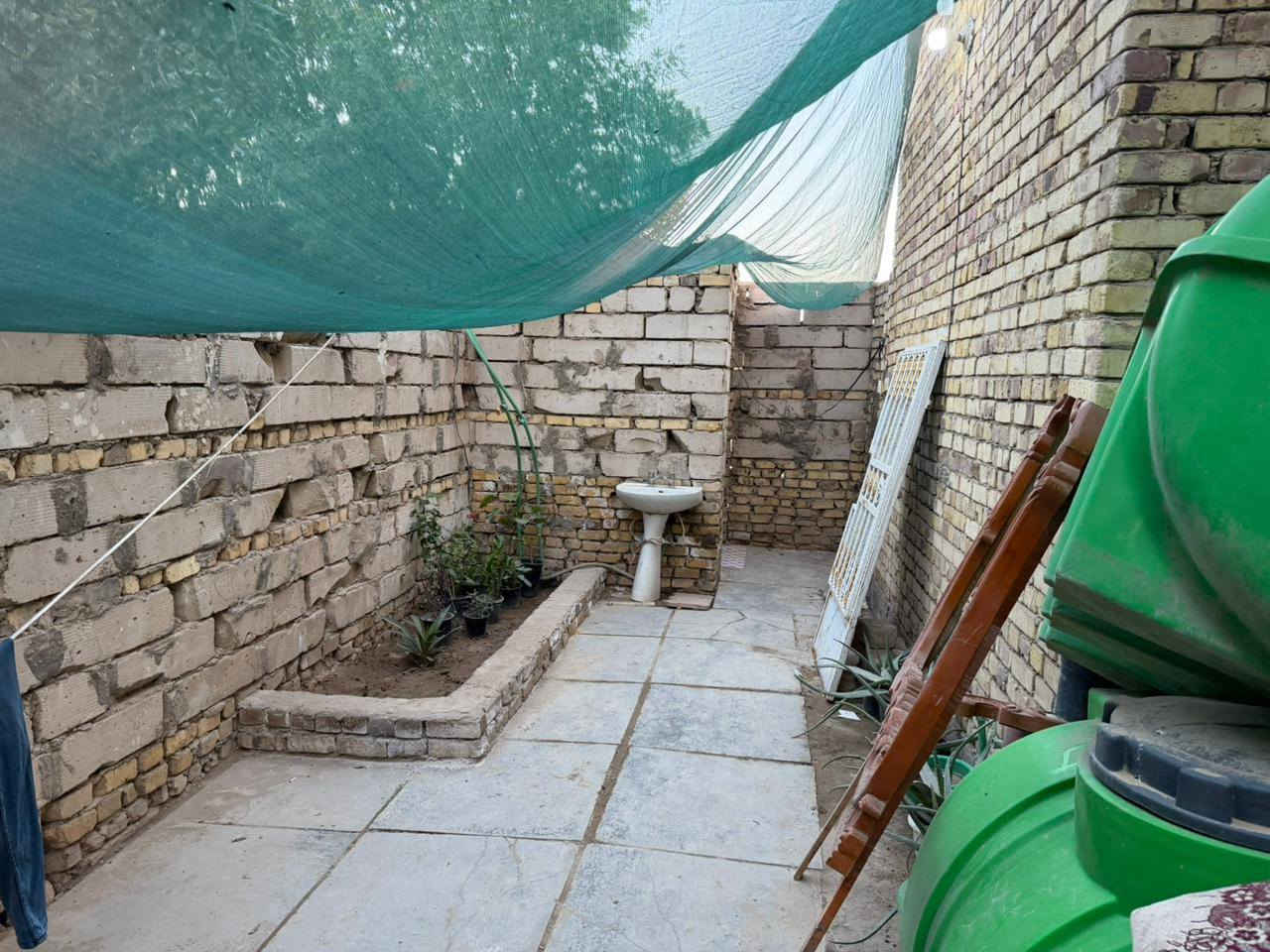 للبيع 800متر بيهن بيت طابقين 300 متر يتكون البيت من 3غرف وصاله ومطبخ واستقبال وصحيات داخلية وخارجية وحديقه 500 متر  سند 25 مداور بأسم المشتري  مشموله  بالتطويب   العنوان خلف شارع الوكفة القديمةالبوجاسم شارع المجمع  ***********+*********** واتساب ***********او مراسلة الصفحة
