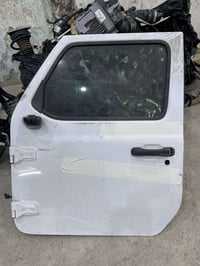 محرك وكير جيب رانگلر طبكه كامله موديل 22  وثلاث قطع اصليه جاملق وباب و...