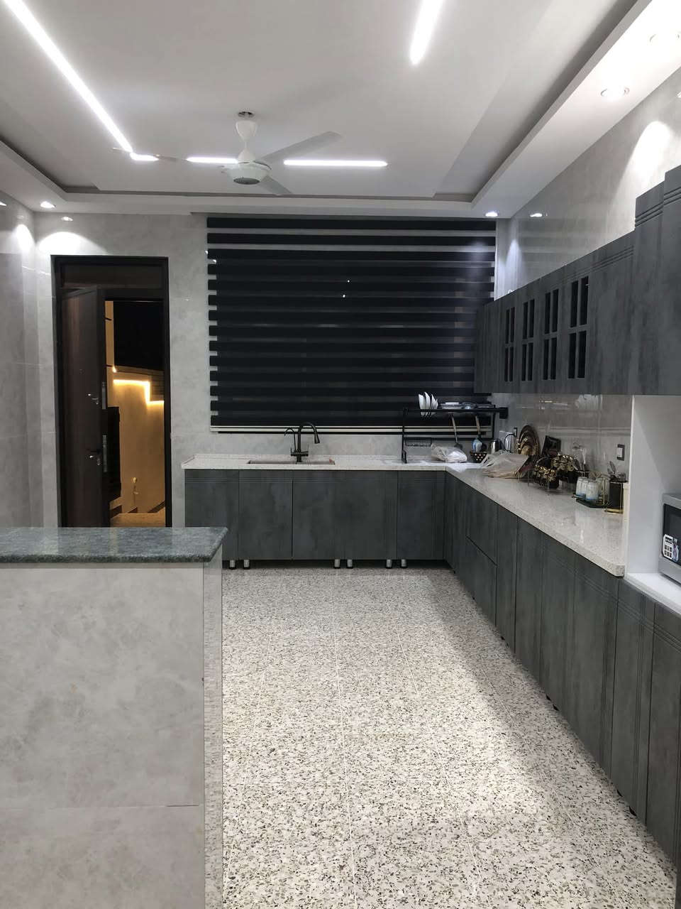 دار للبيع مساحة 300 واجهة 10 نزال 30 يحتوي على 4 غرف نوم + استقبال + صالة جلوس العائلة + مطبخ + صحيات عدد 4 + حديقة داخلية 

بناء حديث سنة البناء 2024  

ب اشراف هندسي وكوادر عمل مميزة 

العنوان بغداد الدورة  بعد مدخل البوعيثة 
اول مربع قرب صيدلية بسمة الحياة 

للاستفسار ***********
