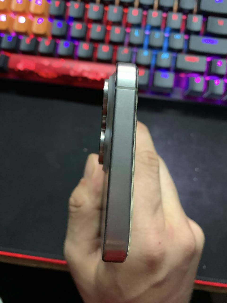 ايفون 15 pro max مستخدم
الريجن : شرق اوسط
ذاكره : 256 
شريحه : واحده 
بطاريه : 85‎%‎
جهاز شاصيه كلش نضيف نضافه 100‎%‎
الضرر: جزء السفلي من الشاشه (بكسلات ميته ) اللمس شغال طبيعي مابي اي مشكله مثل ما موضح بل فيديو جهاز تكدر تستخدمه طبيعي كلش اذا تحب تبدل شاشته عادي بس الجهاز شغال و لمس طبيعي كلش و مابي اي مشكله 
السعر قفللل ( 600 الف دينار ) 
سعر جوه سعر ال 13 pro max
اتصال و واتساب *********** 
ما متواجد ماسنجر فققط اتصال
