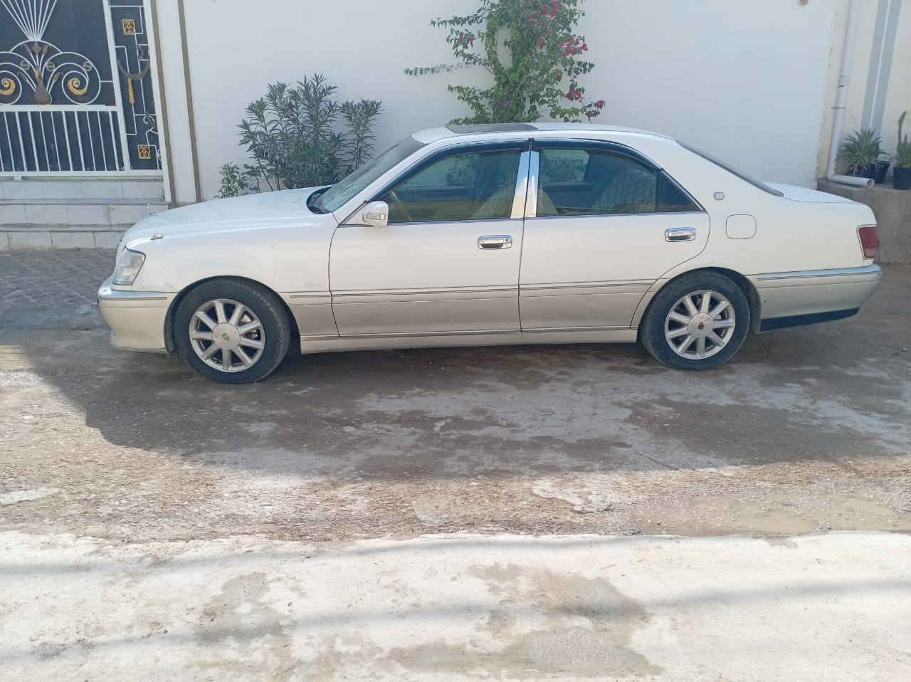 السلام عليكم ملكه ٢٠٠٢ كرستال اصل دي فور كبير اربع دكم برده خلفيه كشنات اربع كهرباء كشنات جلد مدفوع كمرك وباقي بس على رقم ***********
