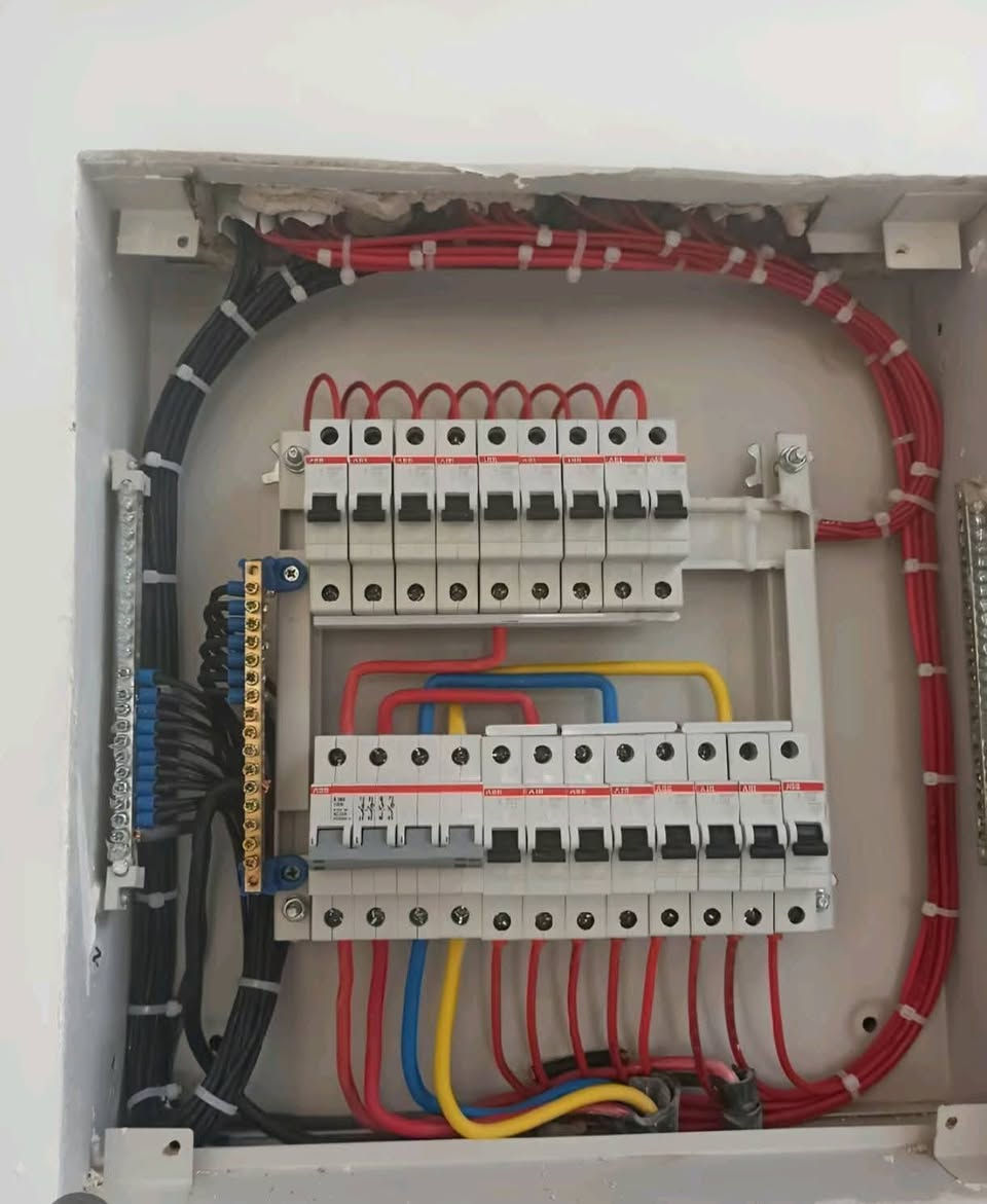 ⚡️ أعمال صيانة وتمديدات كهربائية بأعلى جودة 💡
تركيب لوحات، مفاتيح، إنارة، وتنظيم الأسلاك بكل احترافية 🔧
هذا من عملي 💪
للتواصل : *********** #كهرباء #صيانة #كهربائي
