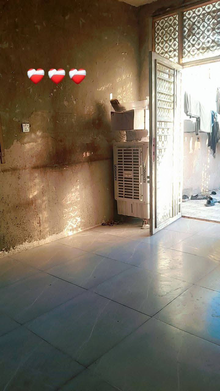 مساحه 120متر يم شبكه ابو سماعيل وجهه عل شارعين مال عريفيه عالي عن الشارع ارضيه بورسلين البيت كله بس الواجهيه ما ملبوخه غرفتين نوم استقبال حمام داخلي مطبخ مفتوح عل صاله صاله جبيره مال كعده ابصف اسواق ابو عقيل الحوش مساحته زينه خطين ماي موجود خدمات كامله قريب علسوك تقريبن 5دقايق كلشي يمك البيت عقد عقد زراعي يعني مكاتبه السعر 40رقمي ***********
