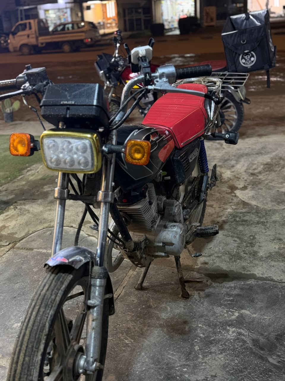 اسلام عليكم
دراجه سافان 5 كير كلك للبيع
كامله مكمله نقص فقط قمجي كيلو متر عدي موجود بس مشاده وهوردر بك لايت يرادلها سعره الفين
اشاير لايت زنون دشبول كلها شغاله ما عوزها شي تشغل ولل شارع  تايرات جوبلش
ويل كب دراجه شوكت ما تجيها نكره سلف دهن كل 10 ايام ابدله مكينه ناعمه سعرها 325 وبيها مجال قليل 
مكانها صويره مزرعه منطقه سيد الشهداء 
رقم اتصال : ***********
وتساب : ***********
