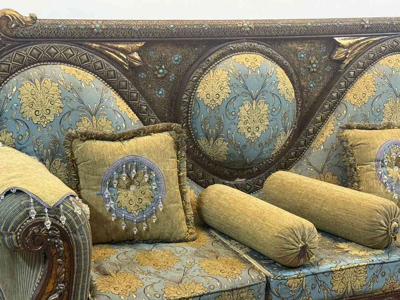 تخم كلاسيك فخم بطابع ملكي، خشب محفور بلون غامق مع قماش مزخرف بدرجات الأزرق والذهبي والزيتوني.
يتكوّن من قنفتين  كبار ويا 3 كراسي مفردة وطاولات جانبية مع ميز سنتر زجاج، المكان بغداد اليرموك السعر مليون ونص الشراي خاص


**إذا كنت صاحب هذا الإعلان وتريد حذفه لأي سبب، رجاءا أرسل رسالة إلى الدعم الفني**
