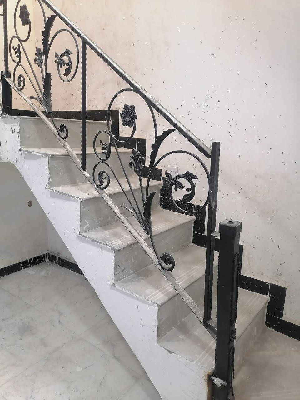 السلام عليكم بيت للايجار ٦٥ متر صاله ومطبخ وصحيات وترك الطابق الثاني غرفتين نوم وبيتونه وسطح ارضيات بورسلين صحيات كهربائيات كامله جديده العنوان سويب قرب الفلكه مال سويب فرع جامع الخلفاء *********** 
السعر ٣٥٠ الف
