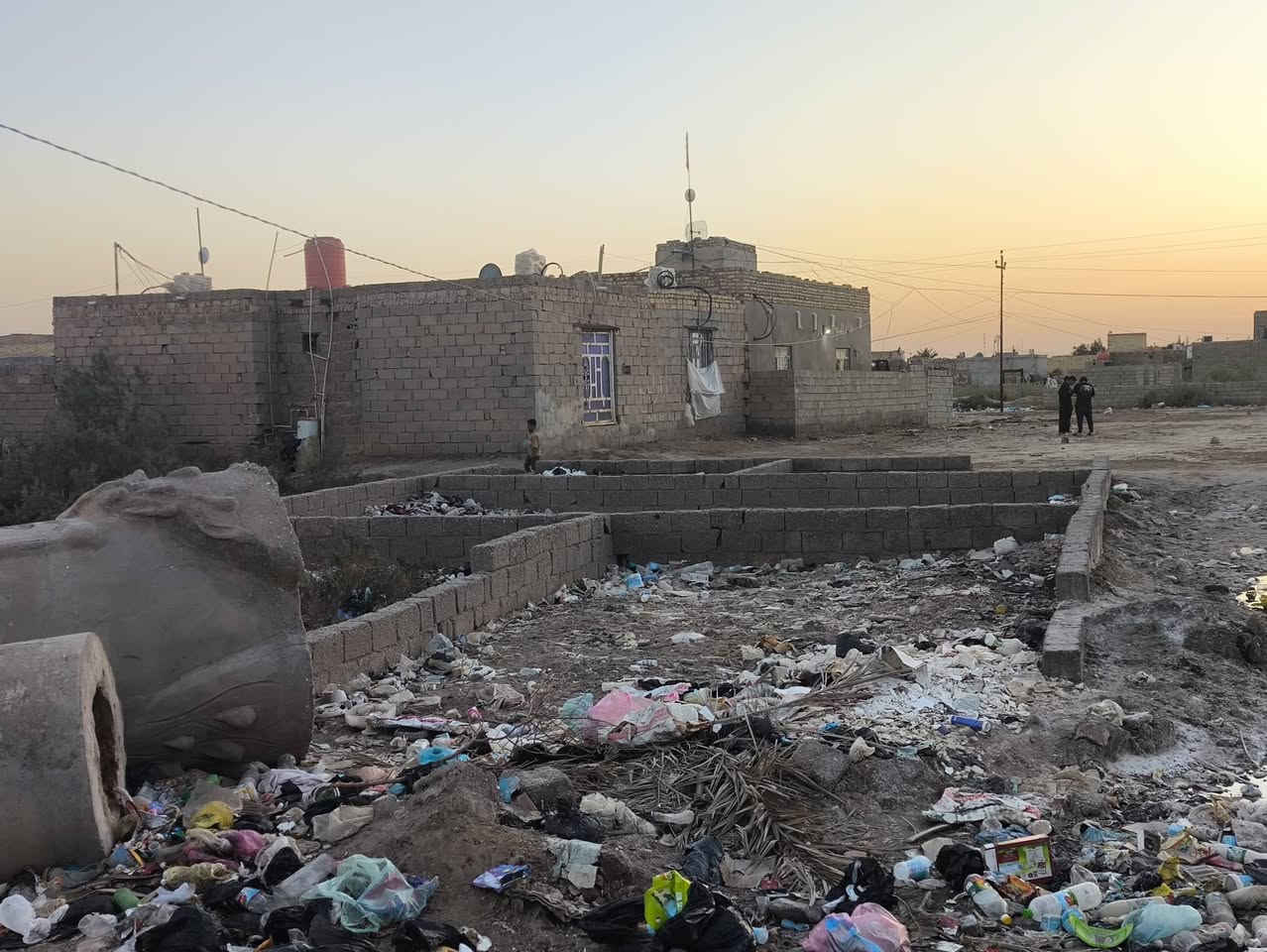 قطعه البيع العنوان الشطره البدعه خلف محطة الغاز على طريق الساده المشروع المساحه 240 جميع خدمات الكهرباء والماء متوفره + مقابيل الشارع تبليط 
التواصل ***********
