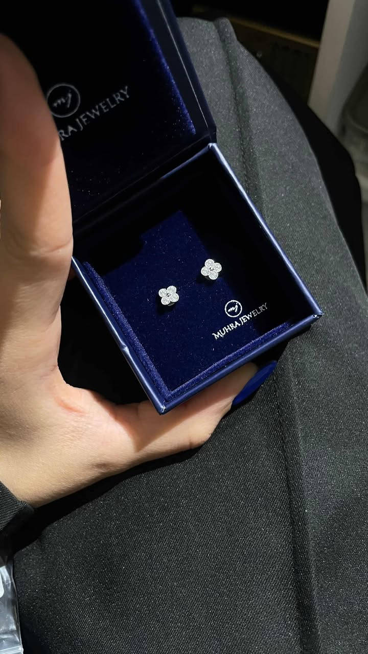 مرحبا بنات عندي مجوهرات فضة اصلية اني مشتريتهم شخصياً كل قطعة حطيت السعر تحتها اريد ابيعهم  💗


**إذا كنت صاحب هذا الإعلان وتريد حذفه لأي سبب، رجاءا أرسل رسالة إلى الدعم الفني**