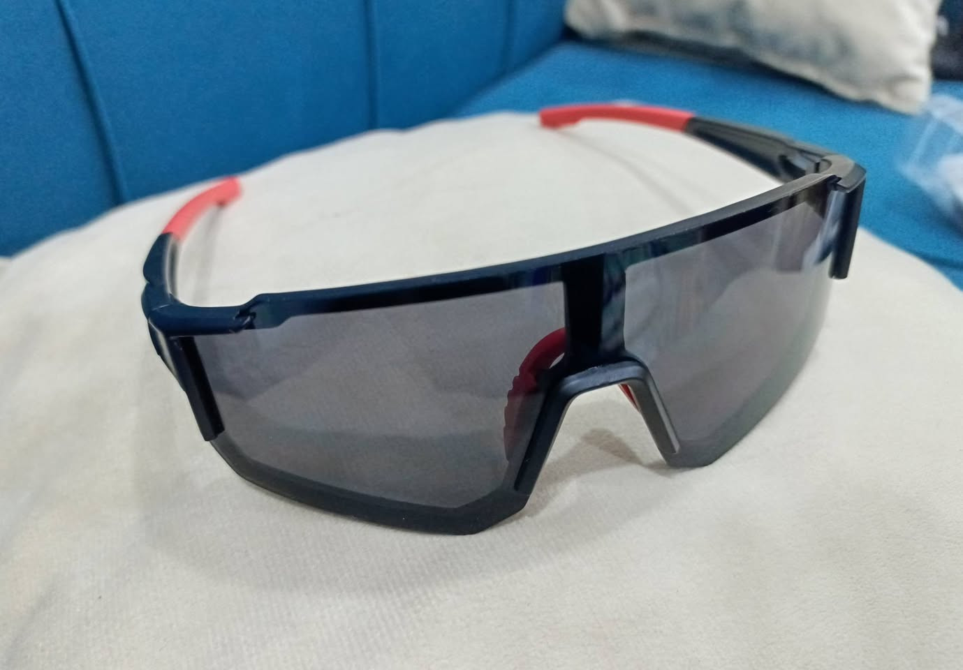 عرض خاص و لمدة يومين  بمناسبة ولادة الأمام محمد الجواد (عليه السلام)
نظارات دراجات هوائية

فوائد إرتداء النظارات :
1-الحماية من الرياح والجفاف: تمنع النظارات اصطدام تيار الهواء المباشر بالعين، مما يحميها من الجفاف والدموع اللاإرادية التي قد تشوش الرؤية أثناء السرعات العالية.

2-الوقاية من الأجسام الغريبة: تعمل كدرع يحمي العين من الغبار، الرمل، الحصى المتطاير، والحشرات الصغيرة التي قد تسبب حوادث إذا دخلت العين فجأة.

3-الحماية من الأشعة فوق البنفسجية (UV): تحمي العين من أضرار الشمس وتمنع الإجهاد البصري الناتج عن التعرض الطويل للأشعة، مما يقلل من احتمالية الإصابة بالمياه البيضاء مستقبلاً.

4- تحسين الرؤية والتباين: العدسات الملونة (مثل البرتقالية أو الصفراء) تساعد في توضيح معالم الطريق، الحفر، والعوائق في ظروف الإضاءة المختلفة (الضباب أو الغروب).

العروض 
1-  القطعة (1) بسعر 4500 
2- القطعتين (2) بسعر 8000
3- القطعة عدد (3) بسعر  11500 
4- القطعة عدد (4) بسعر 18000 مع قطعة اضافية مجانية 
5- القطعة عدد (5) بسعر 22500 والتوصيل مجاني
6- الي ياخذهن  كلهن بلاش 😂😂
اخوان العدد محدود 
للحجز :  *********** واتساب او تلجرام
