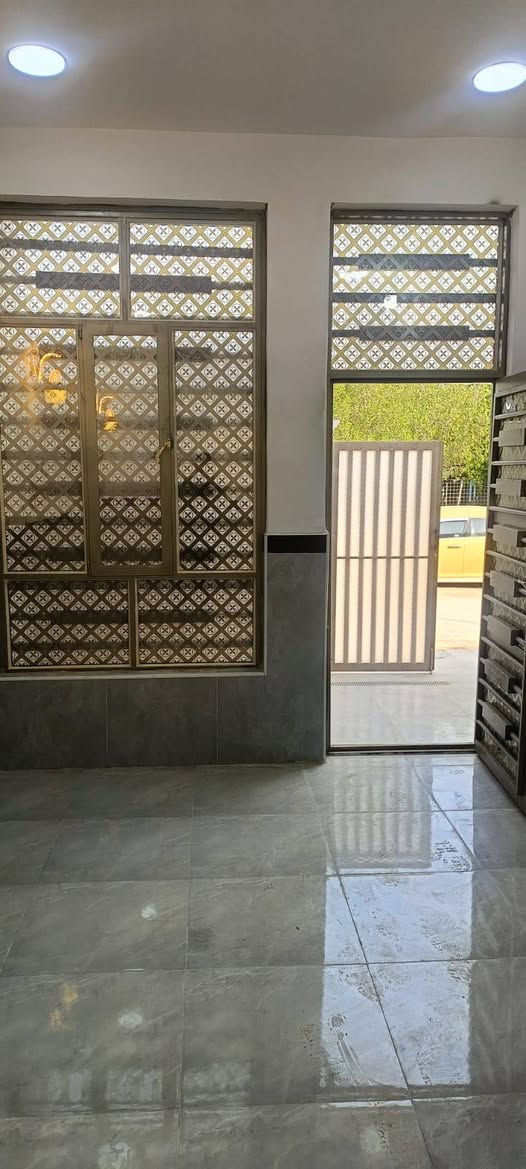 دار للبيع حي الغدير قرب الفلكه المساحة 100متر طابق واحد
***********
