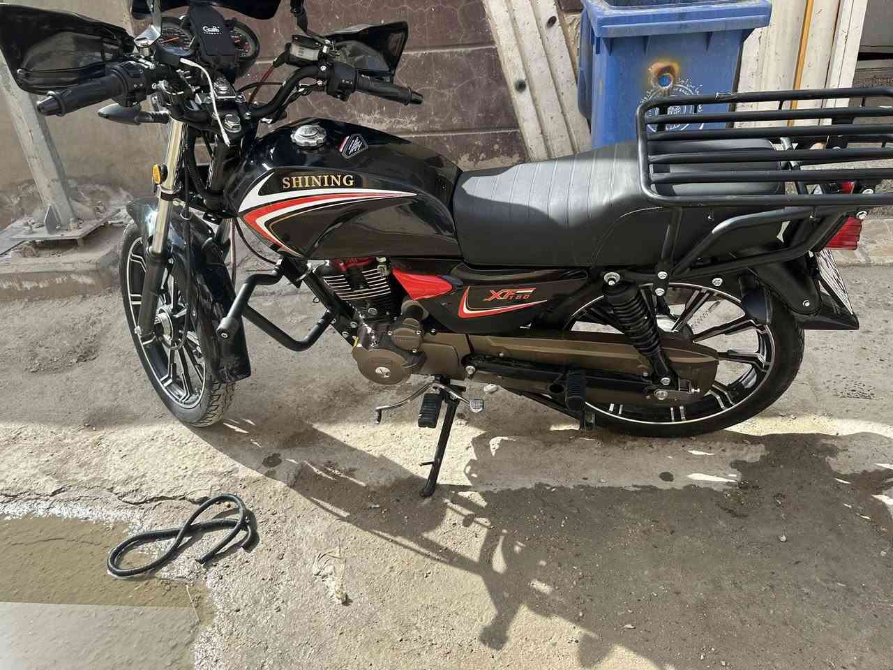 السلام عليكم دراجه شايننك مرقم بغداد رقمها مميز والدراجه بأسمي تحويل ثاني يوم الدراجه ممشاها ١٣ الف كيلو يعني بعدها جديده المكينه نضيفه خير من الله والكير هم كذالك رايدها بمليونين و١٠٠ مكاني بغداد القاهره رقمي *********** بيها مشكله بسيطه بس بل تشغيل الصباحي الباتري يضعف وبقيه الاوقات كله شغال يعني هندر واحد تشتغل وكذالك السلف
