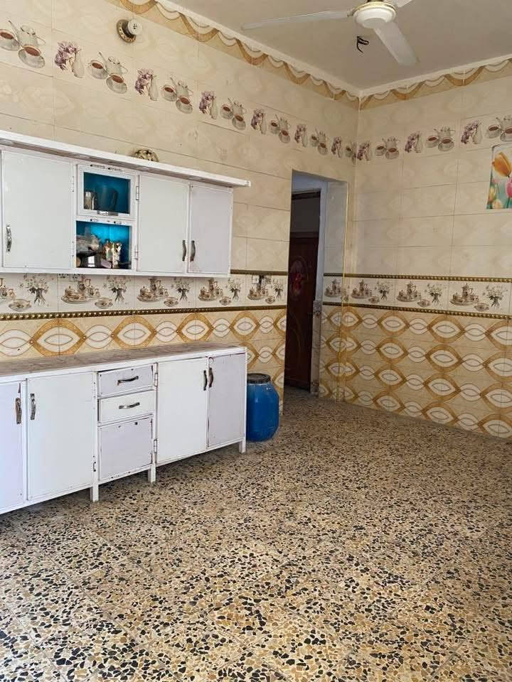 سلام عليكم موجود بيت للبيع بحي لحسين جديد قرب شارع ابو شاكر متكون غرفتين وصاله وديوانيه ومطبخ حار وبارد سعر 150وبي مجال رقم الهاتف ***********
