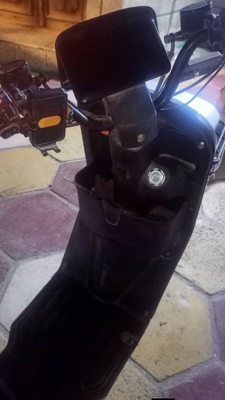 دراجة شحن للبيع نوع R7 كوريا ام ار كهربائية نظيفه وشغاله 5بطاريات جدد كل بطاريه 30امبير مع شاحنه وجهاز حمايه مؤقت تقدر توقته بعدد ساعات معين وينطفي لوحده حتى تتخلص من شغلة نسيان الدراجه عالشحن
مستعمله فقط مفطوره بالكفر فطر غير مؤثر مثل ما واضح بالصور 
5 بطاريات كبيره 30 امبير جرافين ابو ال
شاحنتين اصليات تجي وياها
وجهاز حماية مؤقت
الدراجه بيها اربع تبديلات مثل ما واضح بالفيديو 
تجي تفحصها على راحتك والك يوم تجيكها بيه
السعر 450الف
مكان البصره
***********
