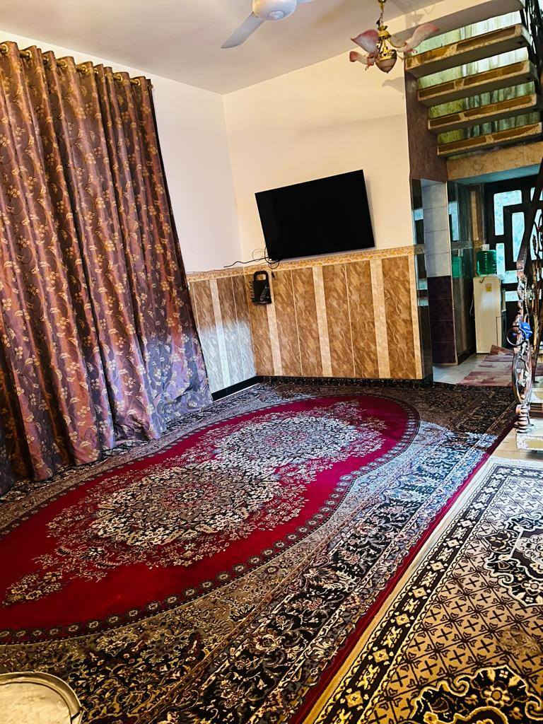بيت للبيع في المهندسين قرب ثانوية النجوم للبنين طابو صرف  مساحته 200م يتكون من طابقين الطابق الاول يحتوي على غرفة 4*5 ومطبخ 4*5 وهول 4*5 وصالة ضيوف4*8 ومجمع صحيات ومنور عدد 2 وطارمة تكفي سيارة وحديقة والطابق الثاني يحتوي على غرفتين قياس 4*5 وغرفة4*8 وهول 4*5 ومجمع صحيات علما ان الأرضية في الطابق الاول هي مرمر والأرضية في الطابق الثاني سيراميك وعرض الشارع 20م للاستفسار عن السعر الاتصال على الرقم ***********
