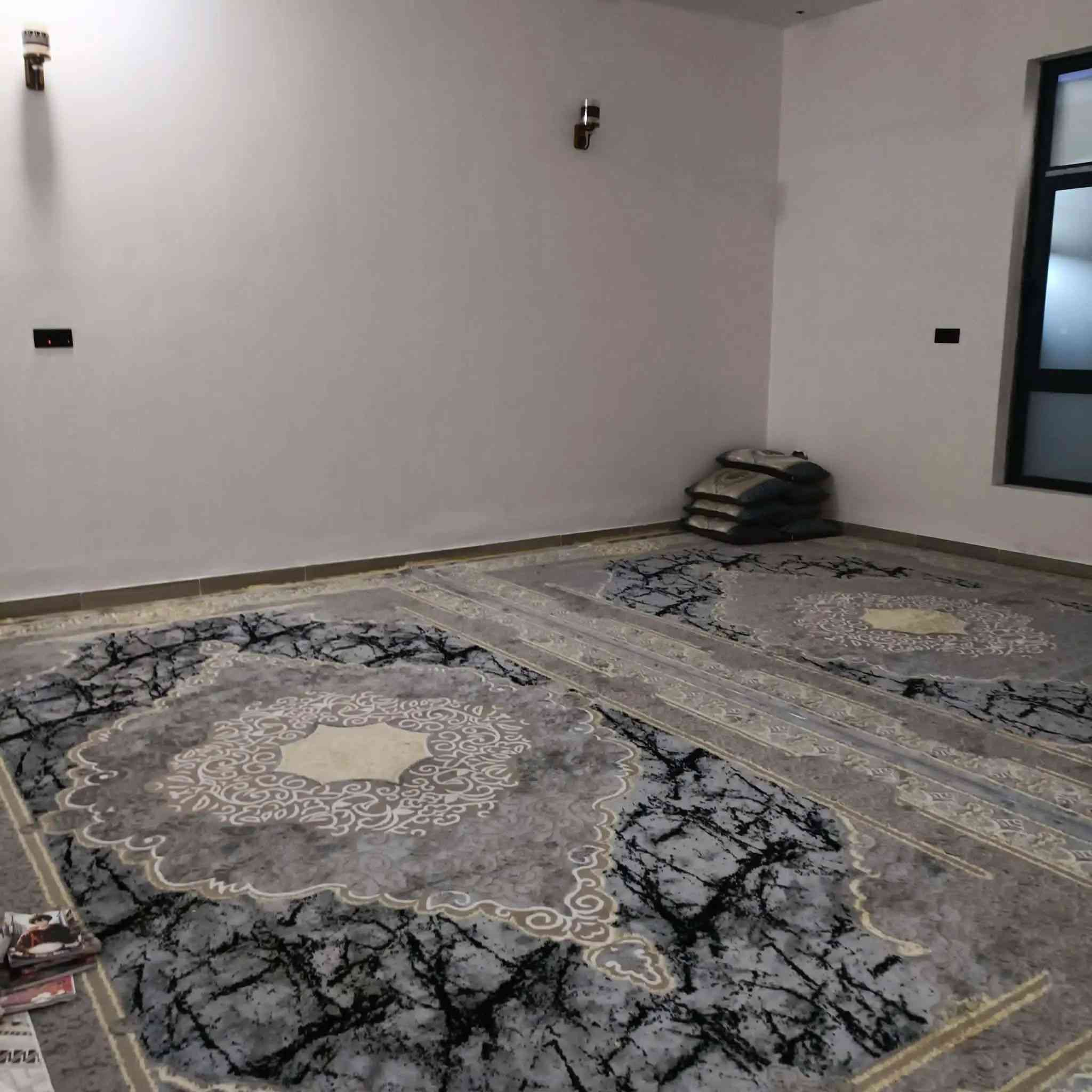 اعلان 
بيت ب 36 مساحة 270م ركن
 بناء 2025 طابقين 
 ط 1  يتكون من غرفتين وصاله ومطبخ حار. وبارد  وستقبال وصحيات داخليه وخارجيه 
 ط 2 يتكون من 3 غرف  وصاله و صحيات  وكراج وحديقة 
بسعر 280 مطلوب اسكان 30
بيد صاحب البيت 250 مع المجال 
تفاصيل. اكثر مراجعه مكتب الساعي للعقار
او الاتصال بالارقام التاليه 
***********
***********
***********
عنوان المكتب سايدين حي الشرطه مقابيل اسواق ريتاج 🧿
