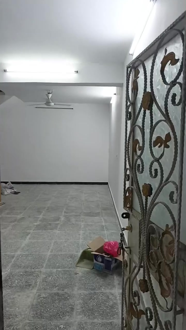 دار للايجار منطقة الكريعات نزلة هيثم الحداد الاتصال على الرقم او المراسله على الواتساب ***********
