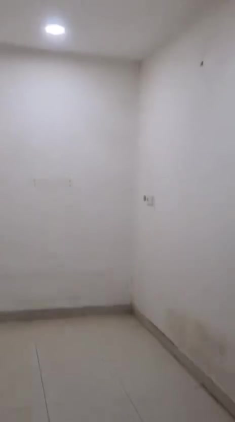سلام عليكم فقط عوائل شقه للايجار  مساحه90م (غرفتين وصاله مطبخ وخدمات + نضيفه مرتبه +بيها مصعد كهربائي 
الرقم*********** واتساب او خاص بدون دلاليه
