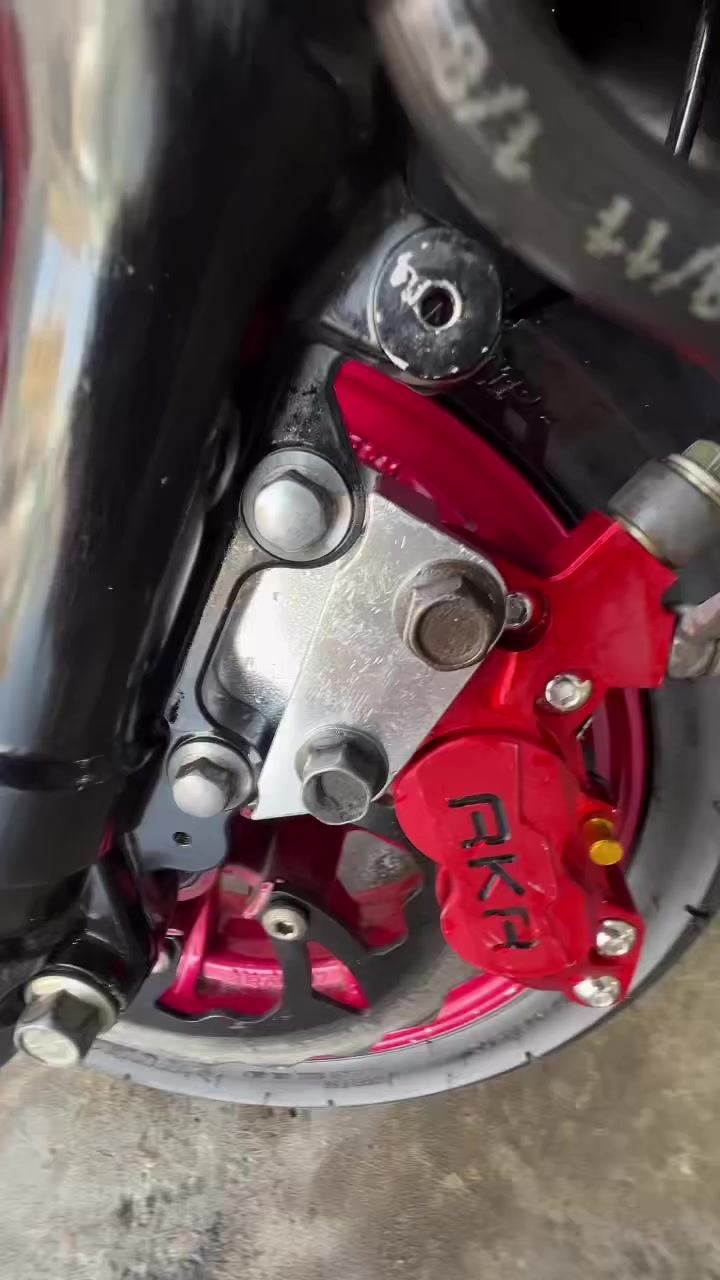 سكنس جبلي بلاديه الدراجه صارلها 8 ايام من نزلة من الرمبه مكاتبه موجود ومنفيس موجود
ستيرن رياضي 
يدات رياضي 
كلجات wf 
ويل مشيف 
چ رياضي وتطواله
ستاند صفح رياضي 
وبيها براغي ونواعم خير من الله
*********** هاذ رقمي ممتواجد فيس مكاني الزعفرانيه
