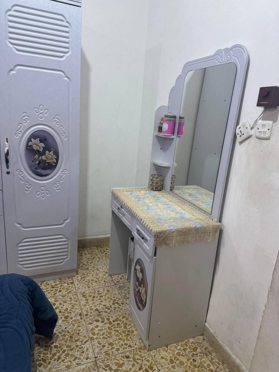 غرفه للبيع كامله كنتورين و3جرابي
وميز تواليت السعر مليون و100وبيهه مجال


**إذا كنت صاحب هذا الإعلان وتريد حذفه لأي سبب، رجاءا أرسل رسالة إلى الدعم الفني**
