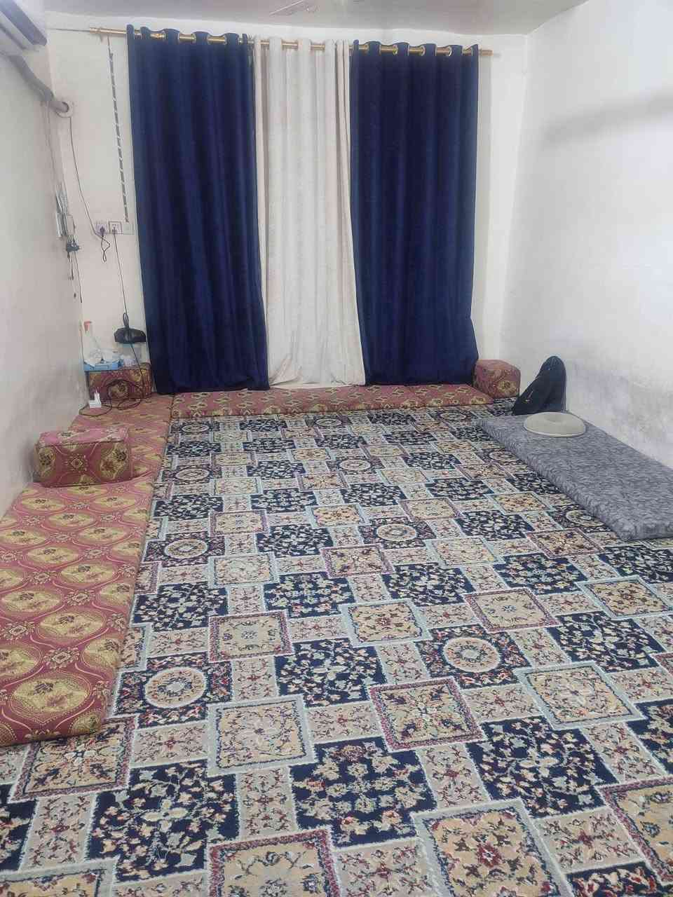 السلام عليكم
دار للبيع 
مكانه حي النصر بانزين خانه قرب المجمعات
المساحه 150 متر
يتكون من طارمه استقبال مطبخ صاله و غرف ثنين و صحيات داخليه و خارجيه و فوك هم اكو غرفه
للاستفسار الاتصال ع الرقم
***********
