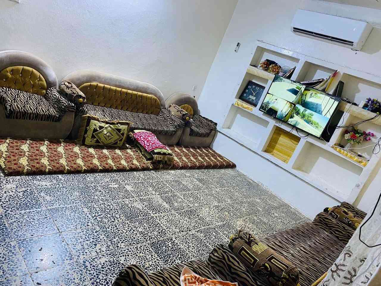 السلام عليكم
بيت للبيع في ابي غريب حي الزهور ( البيطره ) قريب ع السوق 

ملك صرف 
بالسند 290 متر 
واقع حال اكثر من 400 متر 

للتواصل مراسله الصفحه او الاتصال ***********
