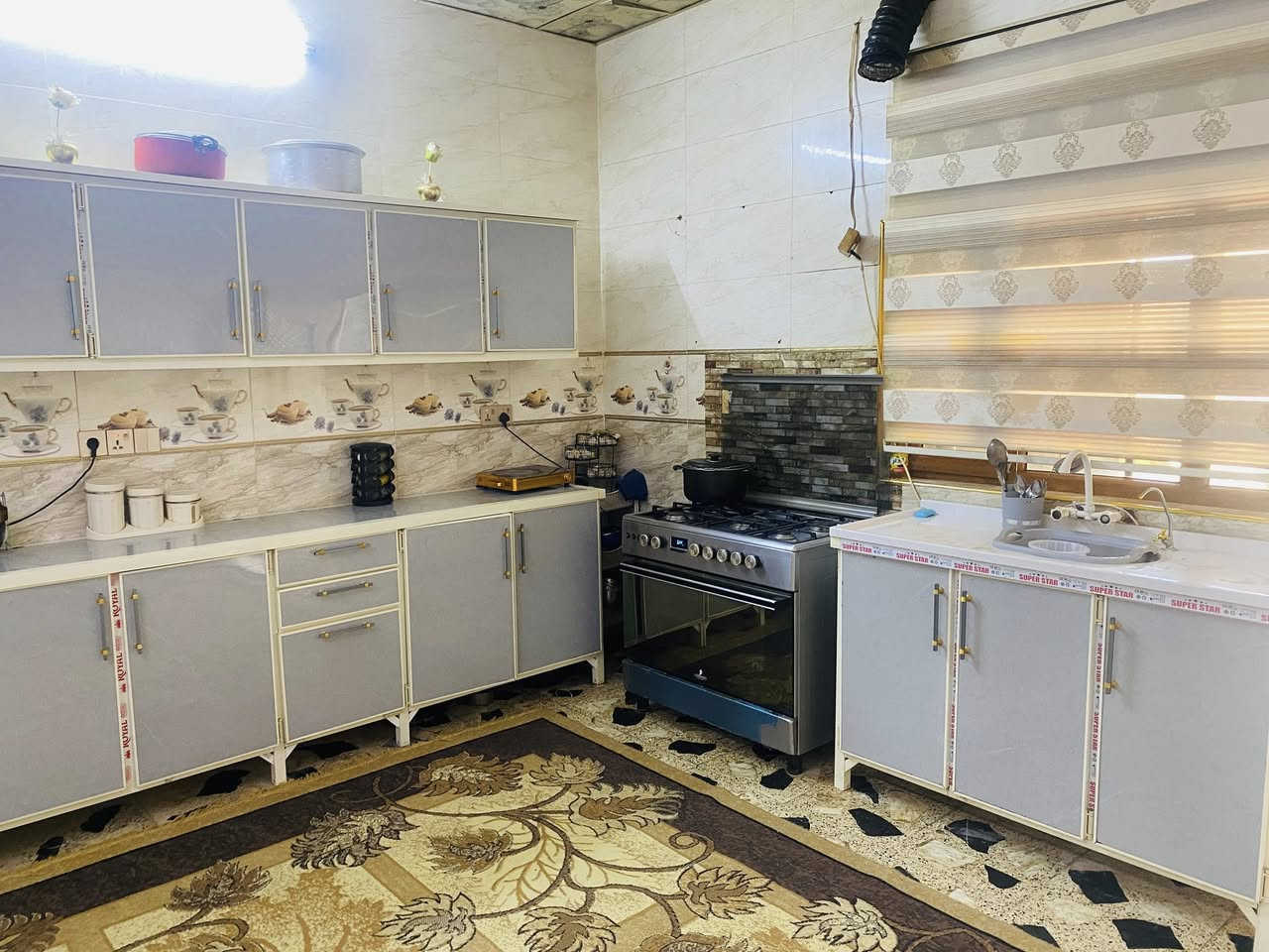 السلام عليكم دار للبيع مساحه 200 متر طابقين الطابق الارضي غرفتين نوم وهول ومطبخ واستقبال ومجمع صحيات القاط الثاني هيكل غرفتين ومطبخ وصحيات العنوان حي بدر فرع المقابيل الاستداره الفرع الي صاد ع مزارع ماكو كدامه بيوت يعني فرع عريض ومكان مميز للاستفسار ***********
